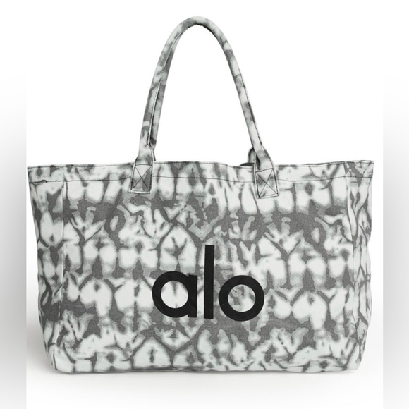 ALO Yoga Handbags - Alo Yoga Iconic Shopper Tote NWT